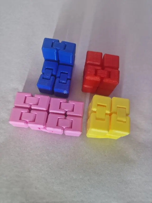 Erivärisiä Infinity Cube -fidget-kuutioita