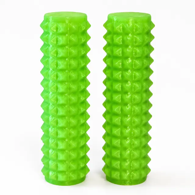 Kaksi vihreää 3D-tulostettua piikkirullaa